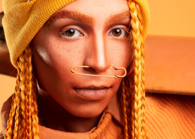 Artiste de Studio ZX habillée et peinte complètement en orange